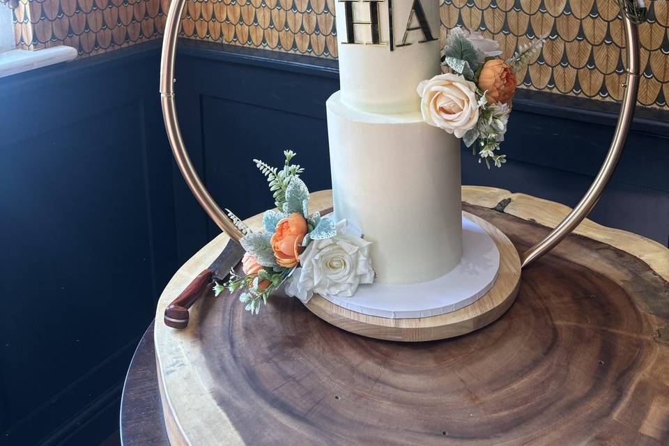 Flowery hoop wedding cake