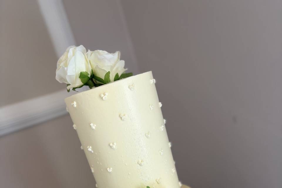 Buttercream cake, fresh roses