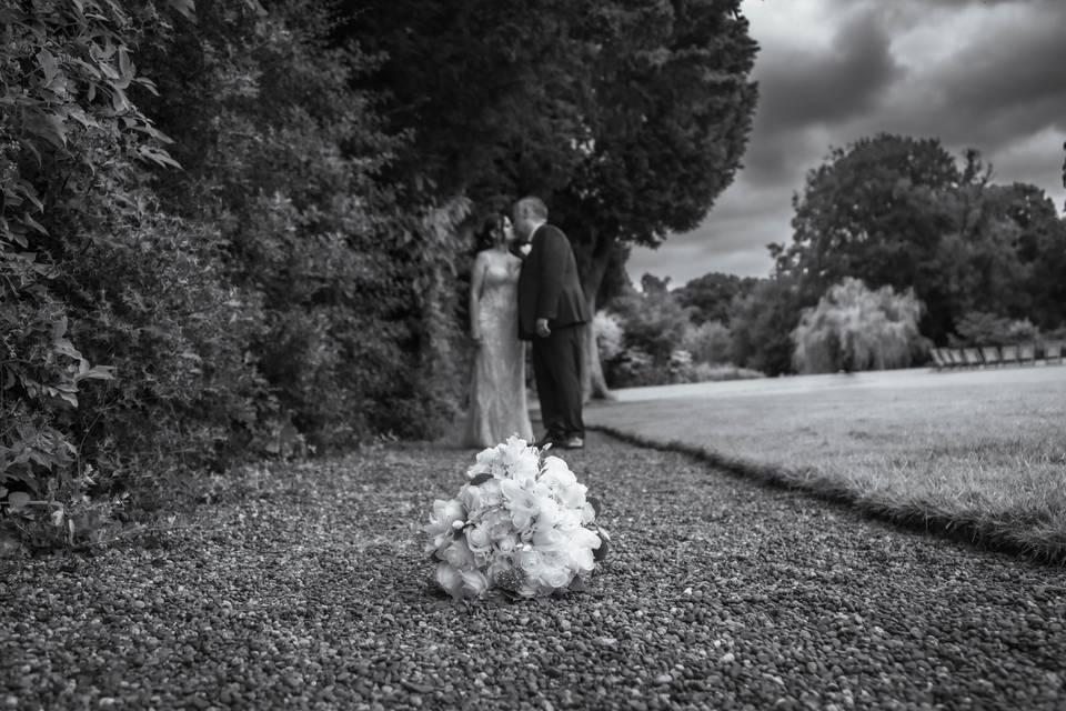 Kiss with the bouquet