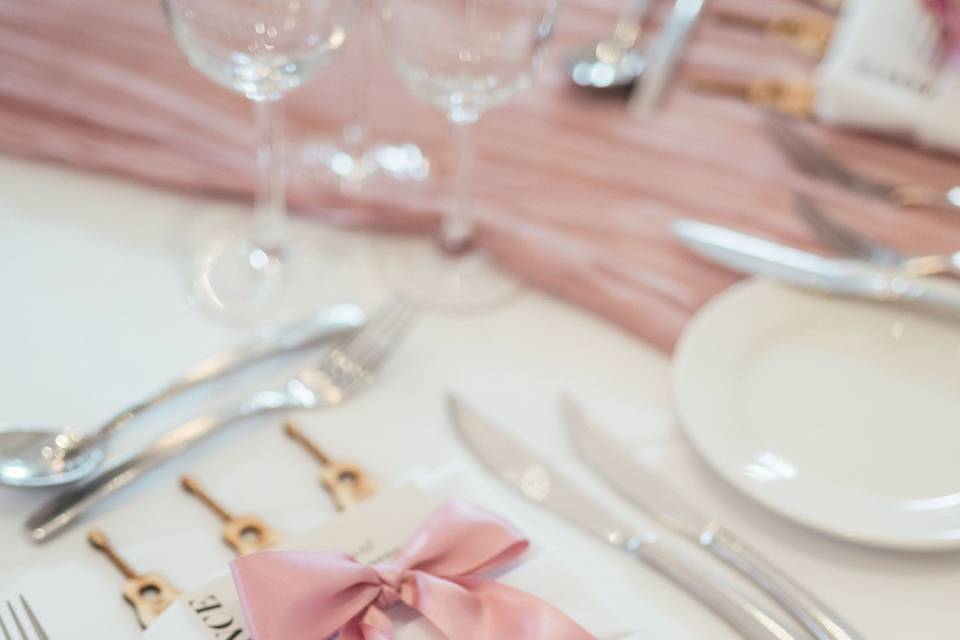 Personalised table bows