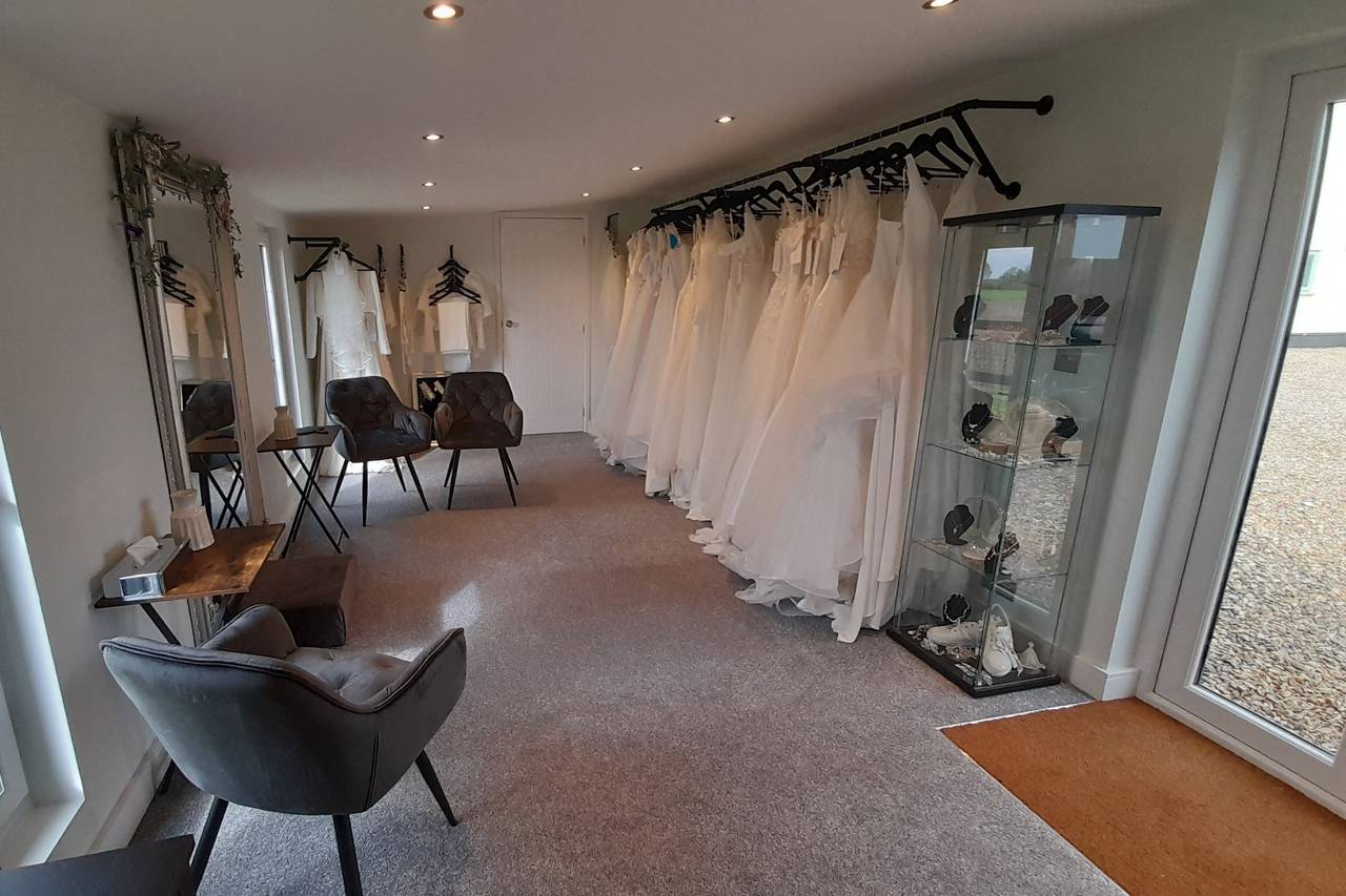 Sixpence bridal outlet boutique