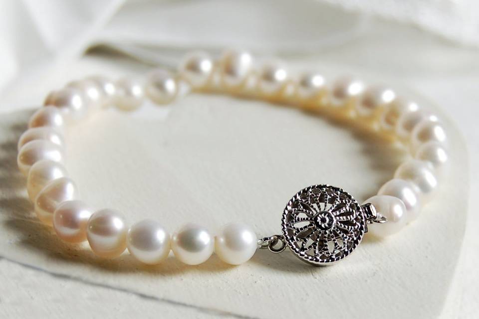 Vintage style pearl bracelet