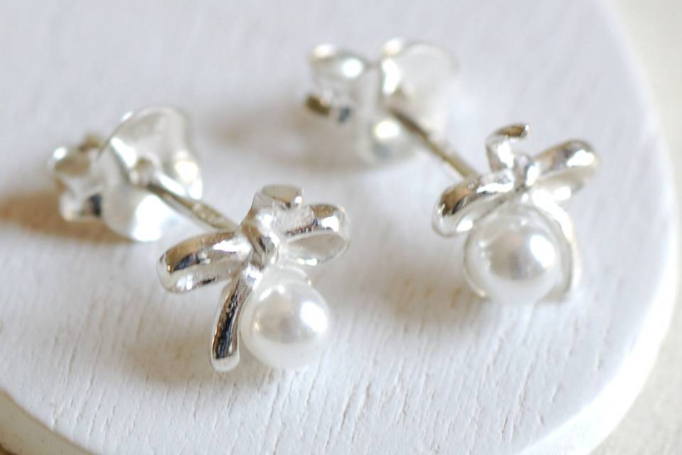 Pearl silver bow earrings