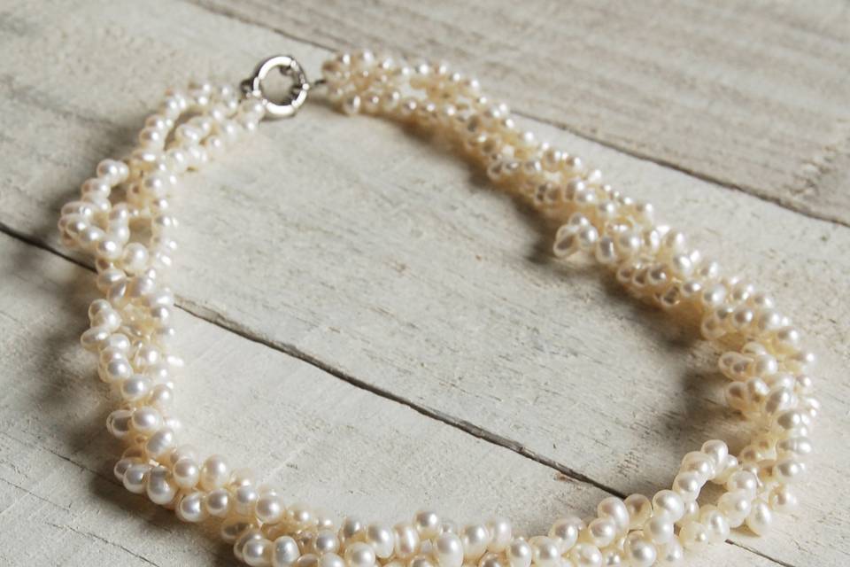 Twisted pearl necklace