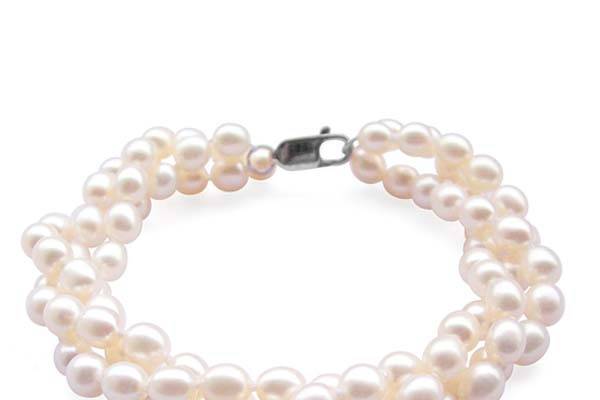 Wide range of pearl bracelets