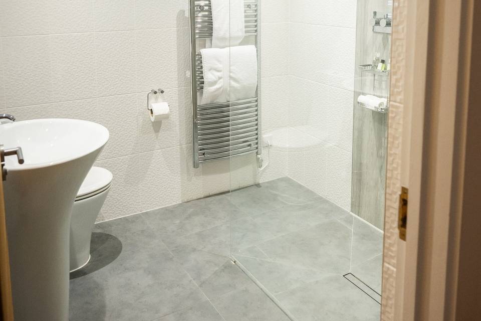 Guest Bedroom ensuite