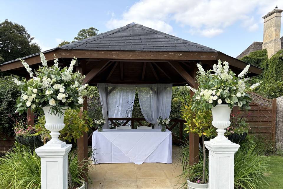 Outdoor ceremony urns