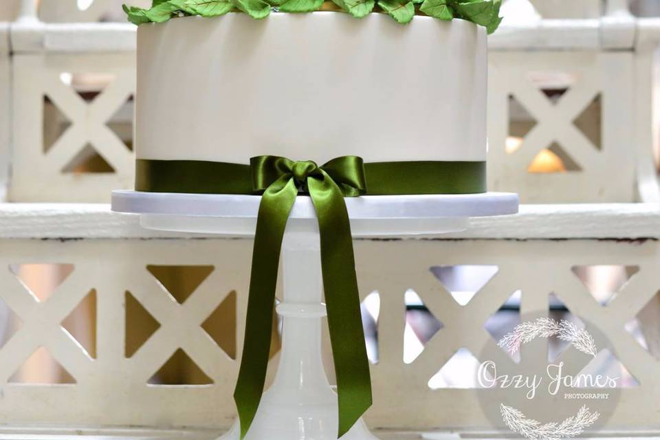 Green and gold wedding cake