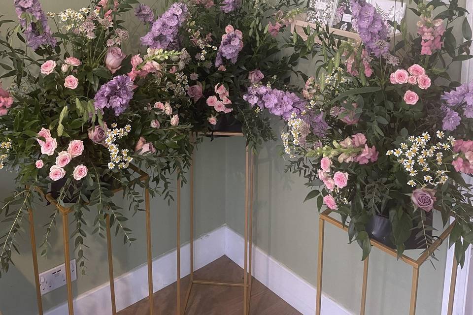Loose floral pedestals