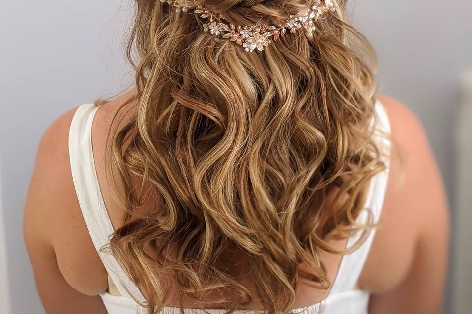 Wavy wedding hairstyle