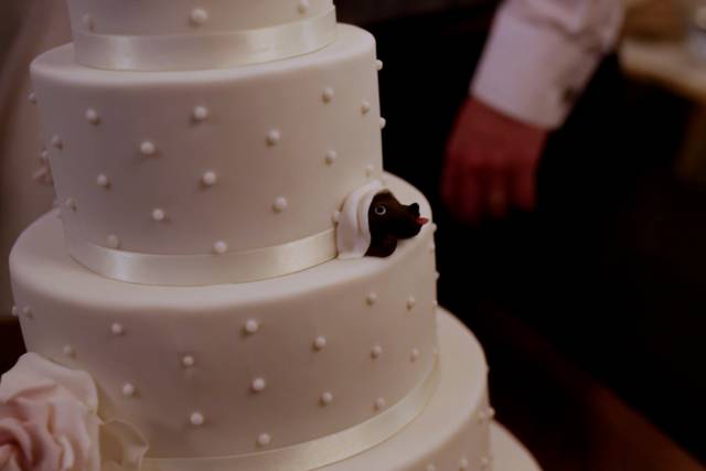 Wedding cake featuring a dog