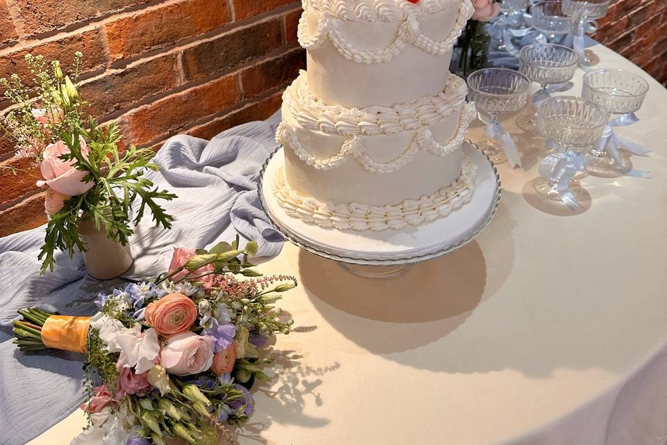 Retro wedding cake and details
