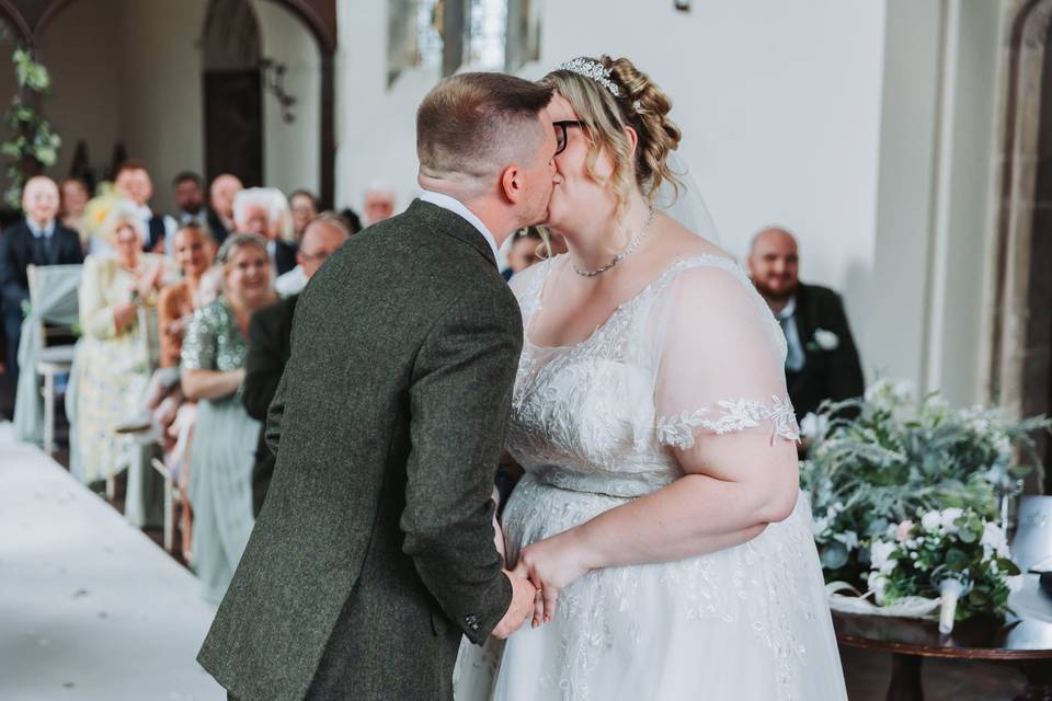 Sam & Lauren First Kiss