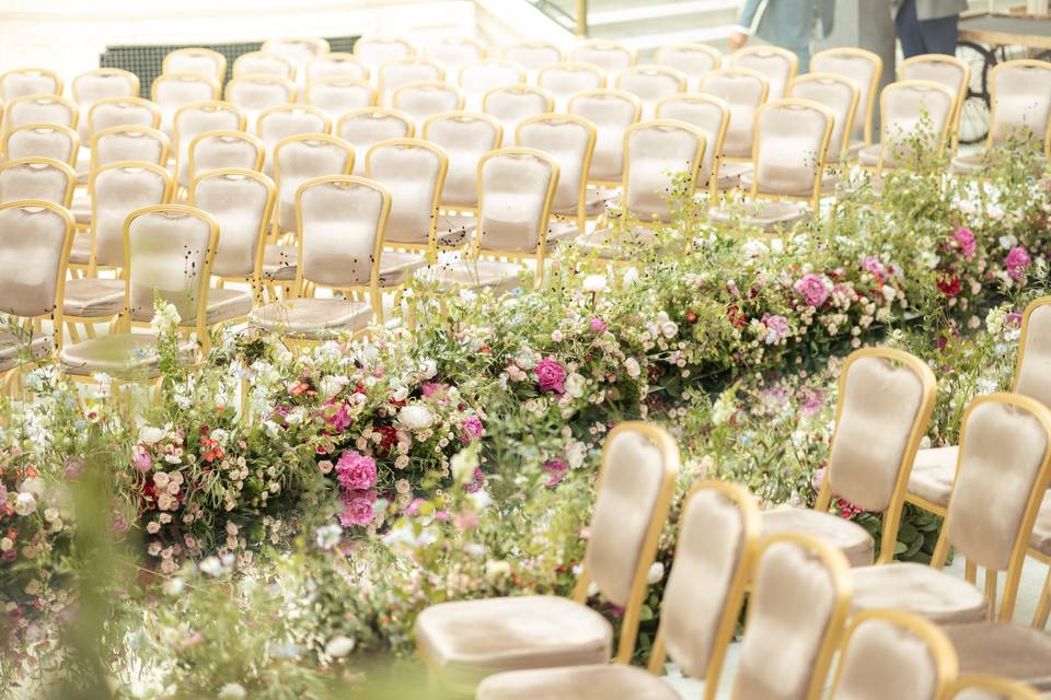 Amaranté: Aisle flowers