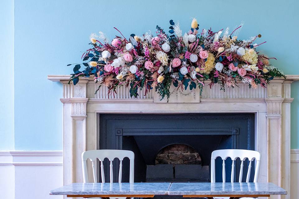 Amaranté: Floral Mantelpiece