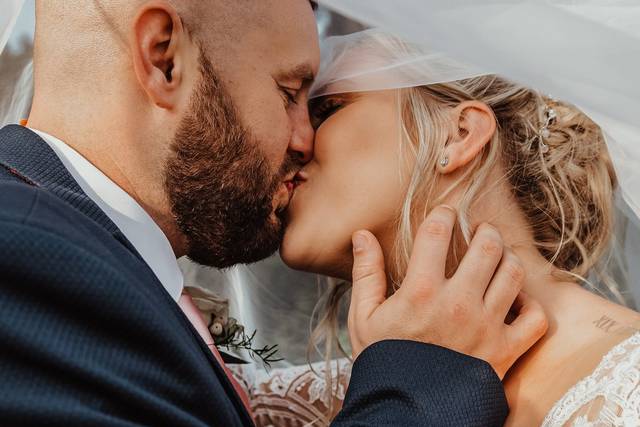 Kissing under the veil