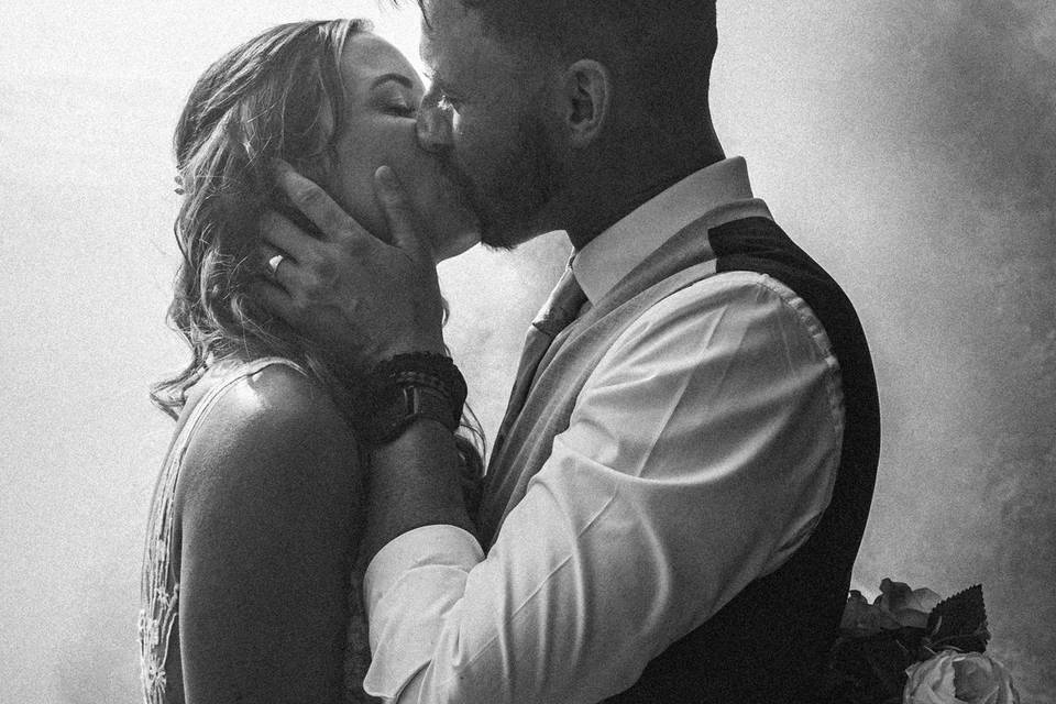 Smoke bomb kiss