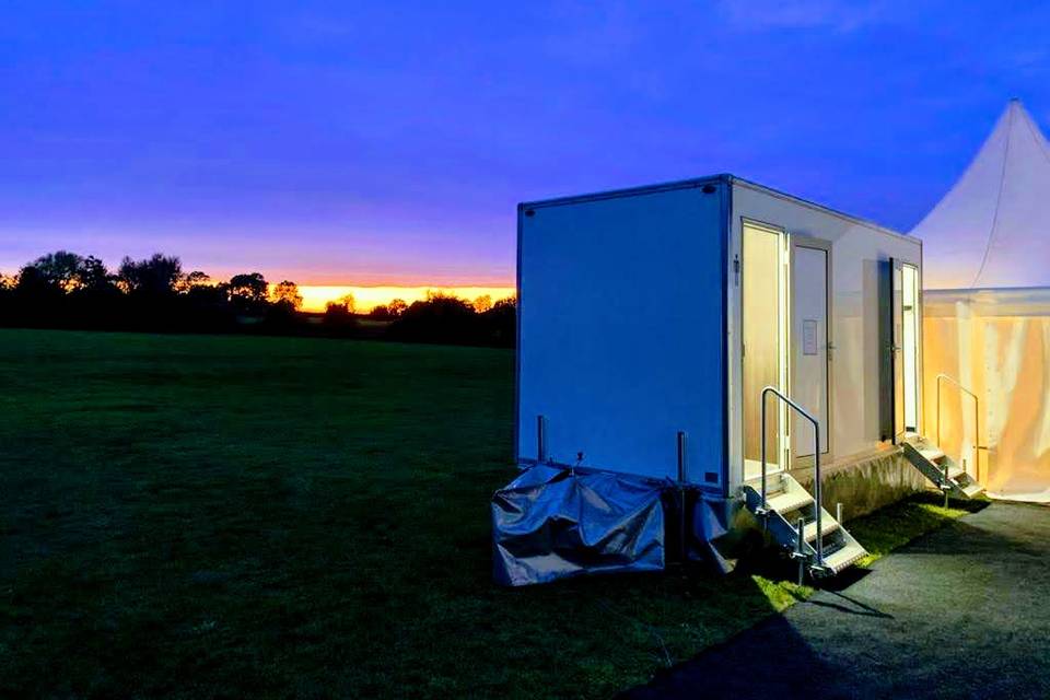 Luxury mobile toilet