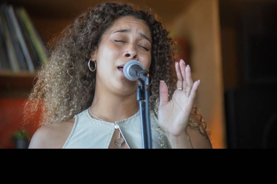 Frankie Jean Live Performer