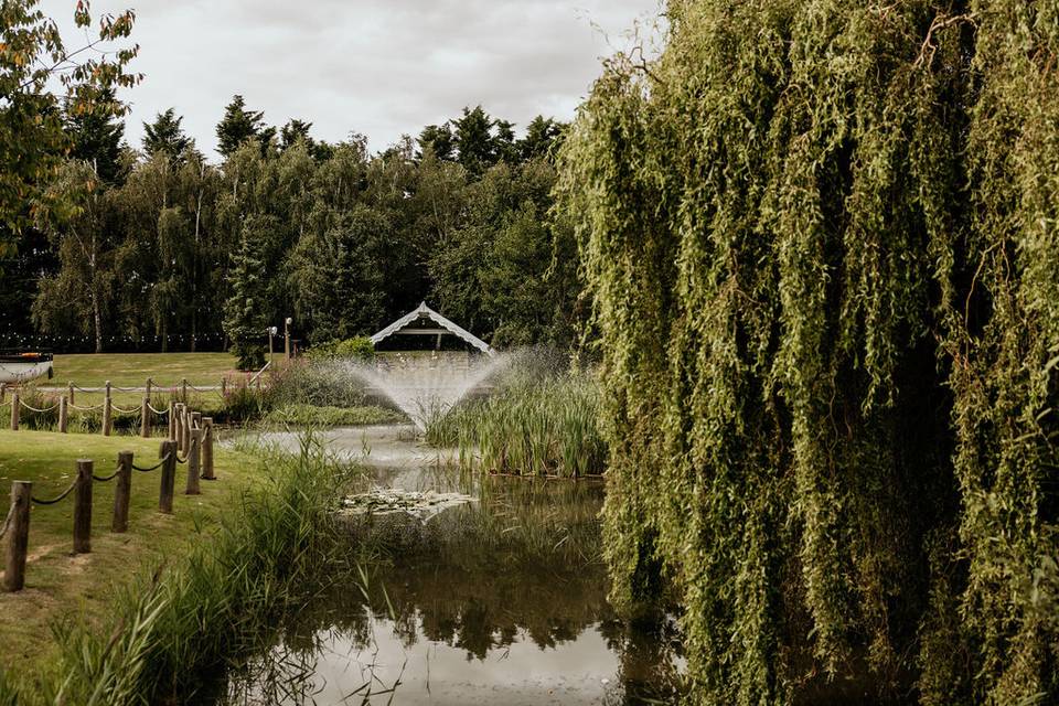 Wedding venue lake & fountain