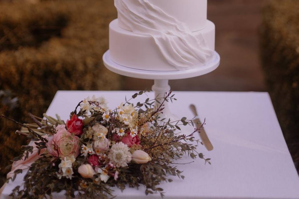 4 tier white cake with flowers