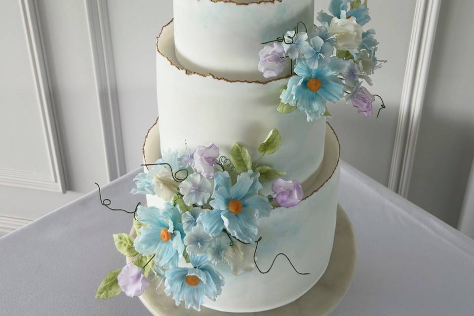Blue & lilac floral cake