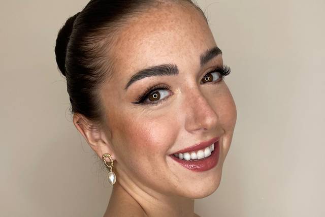 Glowing Natural Chic Bride
