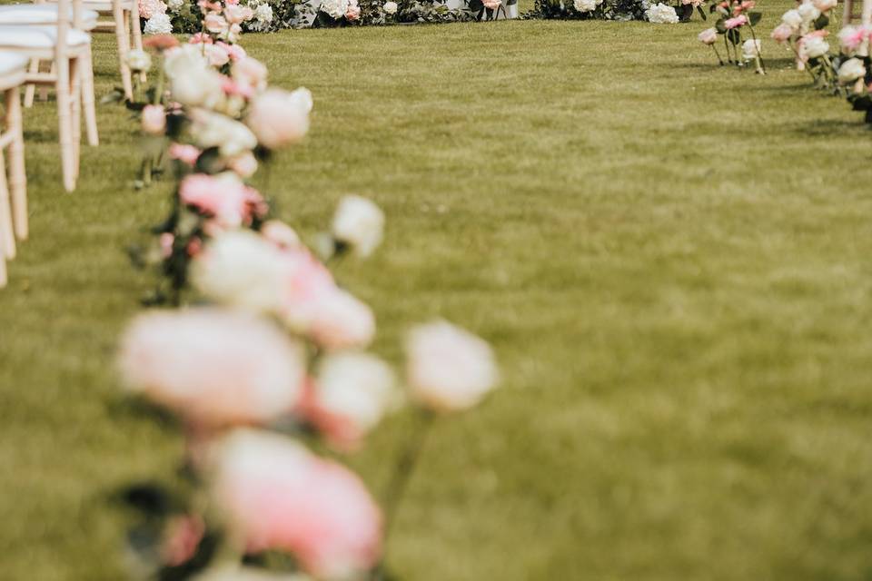 Flower aisle with low arch