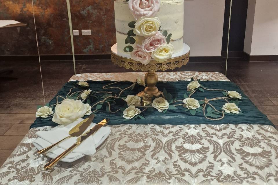 Semi naked cake
