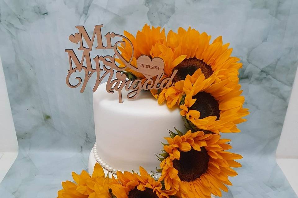 Fresh sunflower wedding cake
