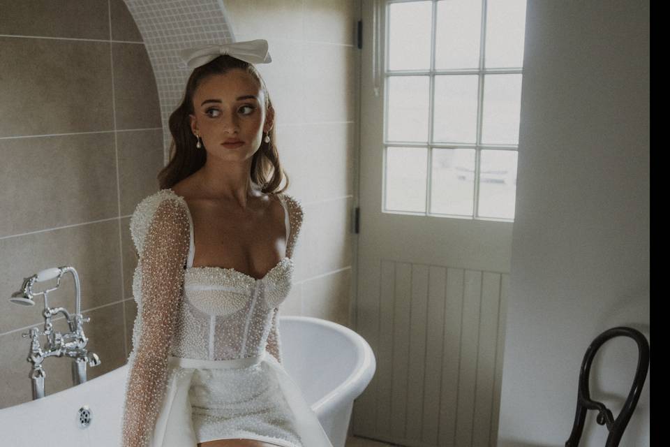 Modern Elegance: Rosey & Waves