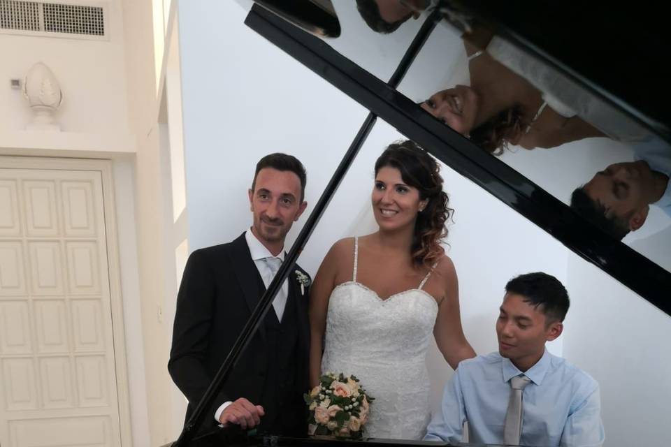 At the piano with the couple