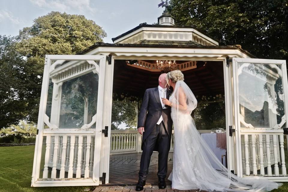 Gazebo kiss