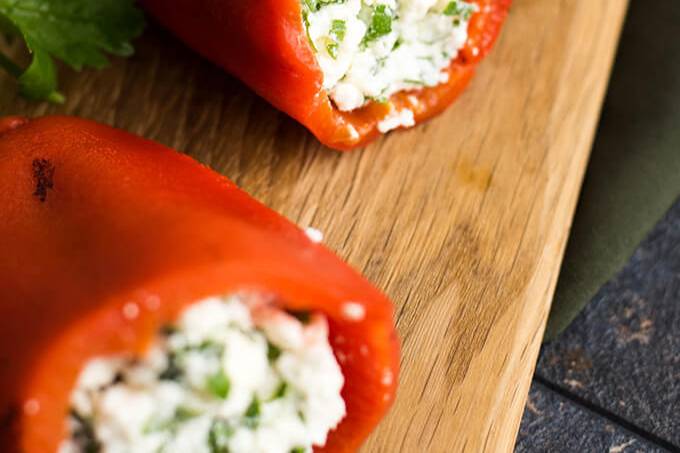 Fet stuffed red peppers