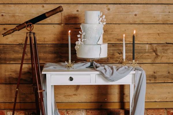 Wedding cake table decor