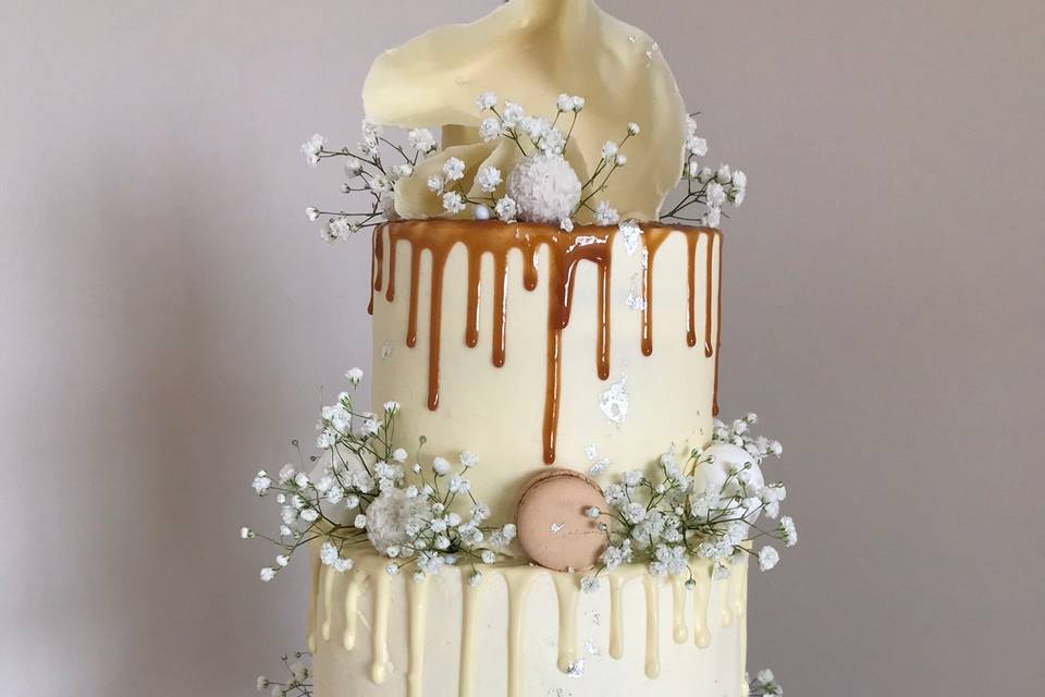 Caramel drip cake