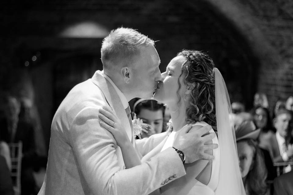 Kiss at the Alter