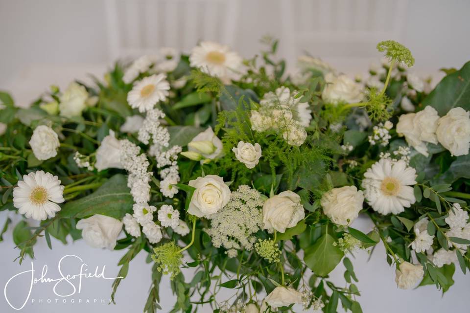 Ceremony table arrangement