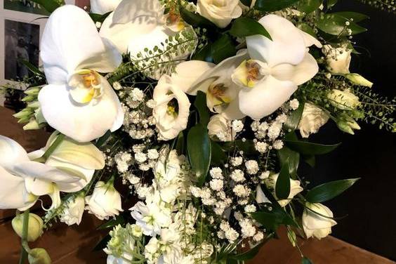 Teardrop wedding bouquet