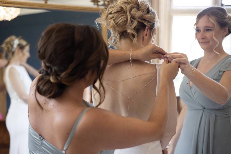 Help from your bridesmaids