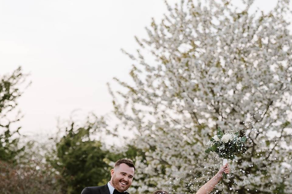 Couple champagne spray