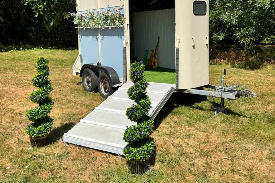 Bridle booth