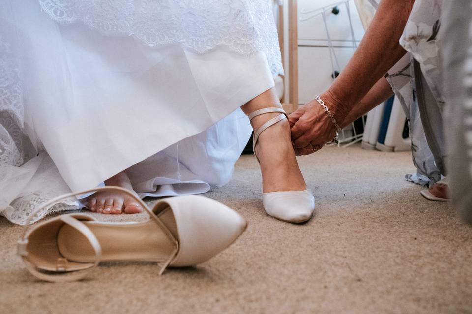 Bride puts her shoes on