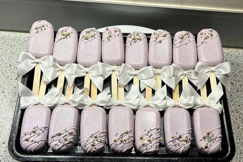 Lilac,  bowed cakesicles