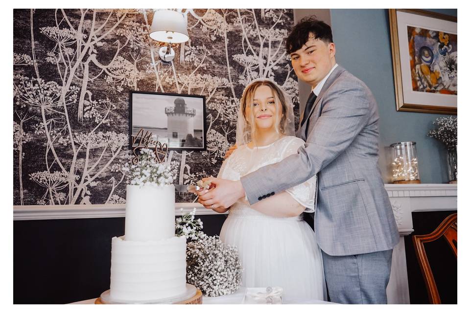 Cutting cake