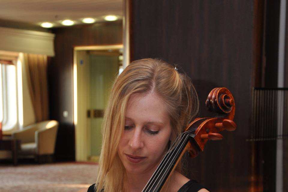 Sara - Cello
