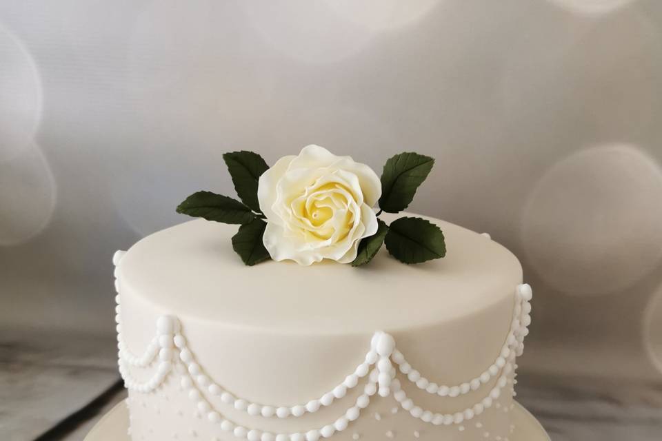 Single-tier wedding cake