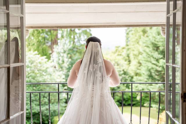 Bridal portrait outdoor balcony