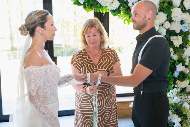 Handfasting to tie the knot!