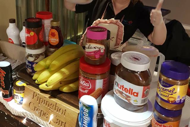 Pipinghot Crepe cart